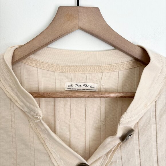 We The Free x Free People beige ribbed top with button halfway - Picture 2 of 5